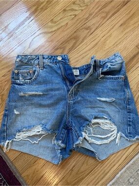 High-Rise Distressed Denim Women’s Shorts - Blue - STRADIVARIUS